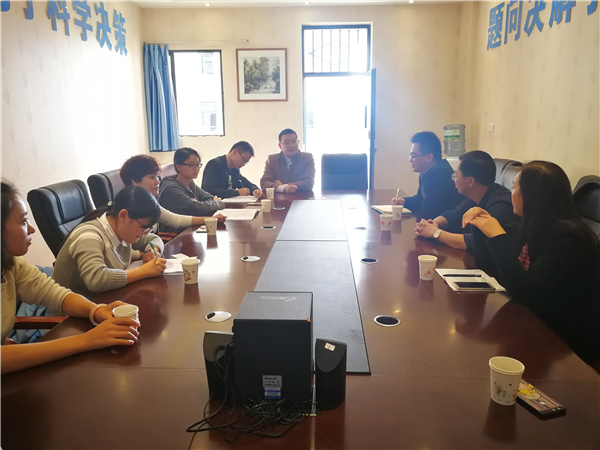 7听取射洪绿然国际学校行政办主任李文作有关介绍.jpg