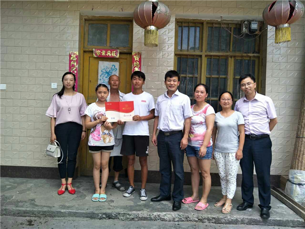 送录取通知书.jpg
