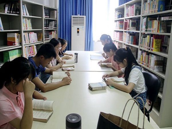 队员阅览资料.jpg