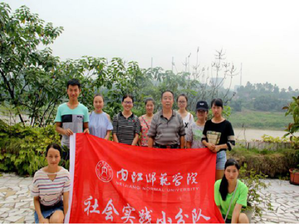 与朱总合影.png
