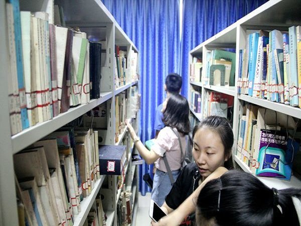 队员查找资料.jpg