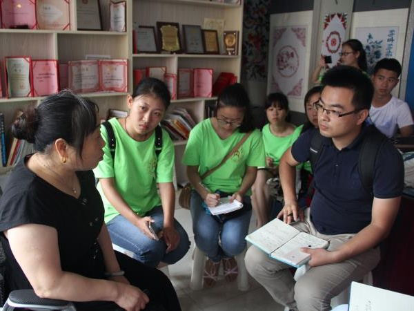 “走进羌山,寻访羌绣”实践团队在茂县与省级羌绣非物质文化遗产传承人李兴秀女士交流.png