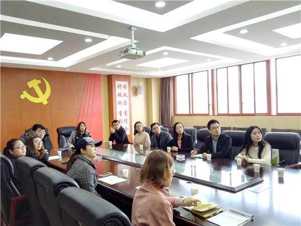 1遂宁东辰荣兴国际学校初中部主任张海英作有关介绍.jpg