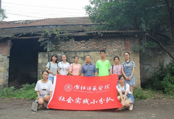 探访内江甜文化实践队队员在甜文化实践地前合影.png